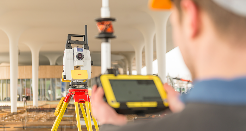 Ingeniero trabajando con una cámara Leica Geosystems para BIM